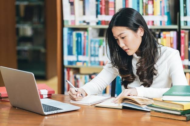 7 Smart Ways to Save Money While Studying Abroad